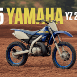 125 yz 2000 moto cross sur piste vue de profil