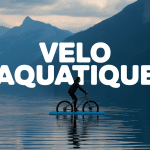 Aquatic bicycle flottant sur lac entouré de montagnes