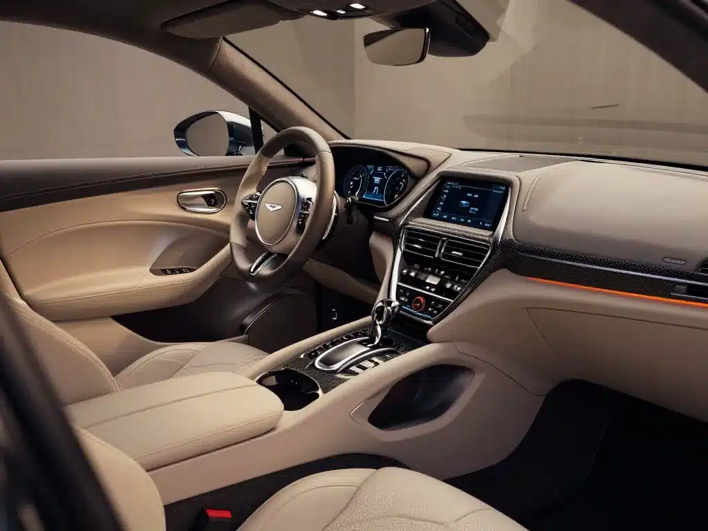 Intérieur luxueux et technologique Aston Martin DBX Concept