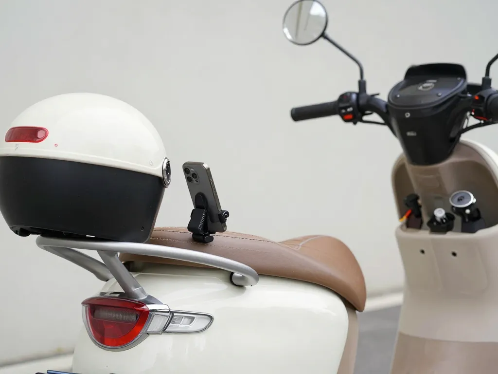 scooter zip équipé accessoires pratiques garage