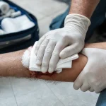 Comment arreter une hémorragie par compression directe sur une plaie