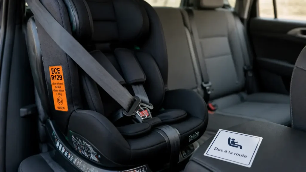 Siège auto réglementation : 135 cm, place avant et normes R44/R129 à ne pas confondre