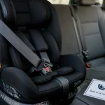 Siège auto réglementation 135 cm : étiquette R129 et harnais